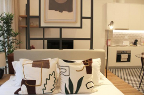 Modern Flat Near Trindade by LovelyStay